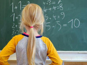 Матеріальна допомога до навчального року: на Дніпропетровщині майже 8 000 дітей отримали гроші