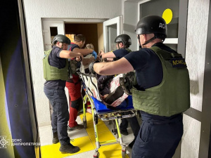 Поранені не встигли евакуюватися: росіяни двічі били по рятувальниках у Нікополі