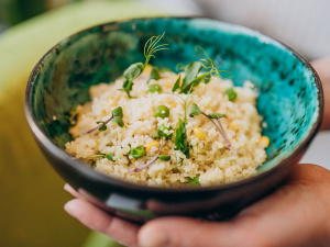 Кускус в синій керамічній тарілці з зеленню - фото з відкритих джерел