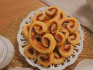 Ніжні та хрусткі печива «вушка»: рецепт для солодкої паузи - фото: кадр з відео