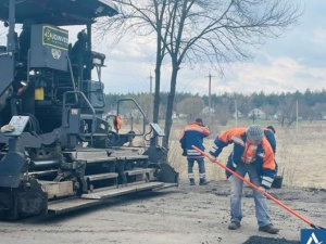 На дорогах Дніпропетровщини проводять ямковий ремонт