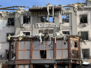 Волонтери під прицілом: росіяни вдарили по готелю у Кривому Розі 5 березня 