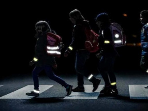 Убезпечити себе: як одягатися у темний час доби (КОРИСНО)