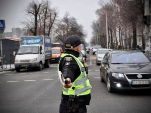 Патрульна поліція нагадує водіям та пішоходам про сигнали регулювальника