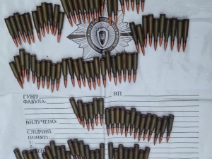 Поліцейські охорони Кривого Рогу затримали чоловіка з бойовими патронами