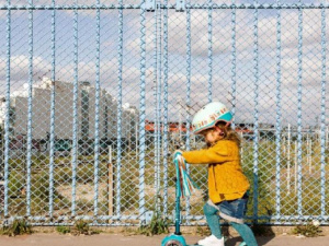 Як навчити дитину кататися на самокаті, і навіщо це потрібно