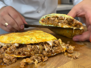 Сніданок для всієї родини з лаваша та фаршу - фото скріншот з відео