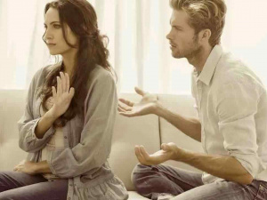 Чоловік та жінка говорять, конфлікт та складна розмова - фото з відкритих джерел