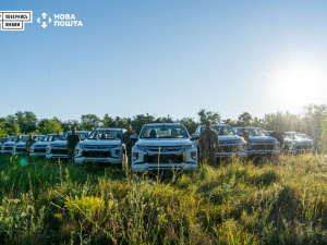 «Повернись живим» і Нова пошта передали 8 пікапів військовим із Дніпропетровщини