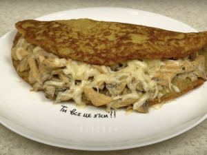 Картопляні деруни з куркою: ситна страва для всієї родини за лічені хвилини