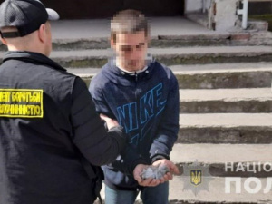 Правоохоронці затримали 25-річного криворіжця, який мав наркотики