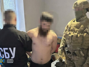 Тримали у підвалі та катували: правоохоронці Дніпропетровщини затримали рекетирів, які «обклали даниною» підприємців