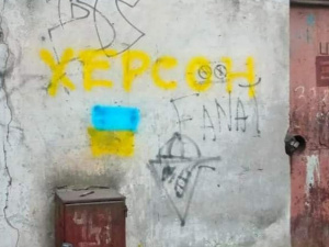 Окупанти завозять людей у Херсон для замальовування української символіки