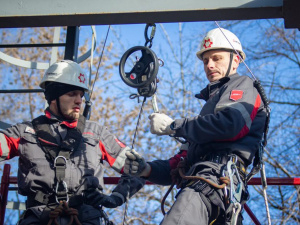 На сучасному полігоні Метінвесту пройшли навчання з виконання висотних робіт