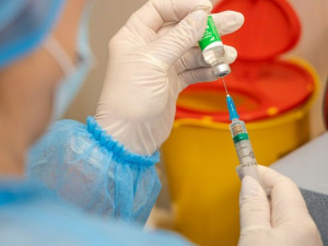 У Кривому Розі від коронавірусу вакцинували майже 3 000 медиків