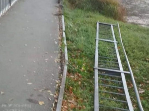 У парку ім. Федора Мершавцева невідомі зрізали перила пандуса