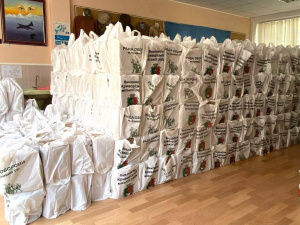 Видача продуктових наборів, фото управління преси криворізького виконкому 