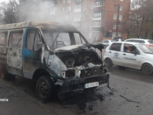 У Центрально-Міському районі зайнявся автомобіль