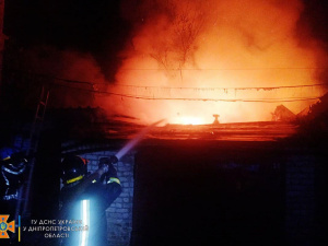 Криворізькі надзвичайники ліквідували пожежу на території приватного домоволодіння