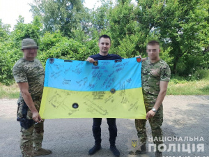 Поліцейські Дніпропетровщини передали на фронт черговий вантаж для захисників