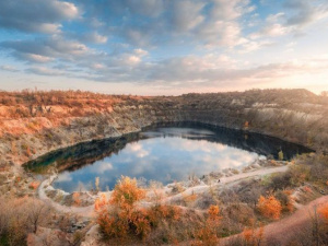 Затоплена чаша кар'єру на мкр-ні 5й Зарічний. Фото Сергія Демідчука