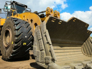 На Інгулецькому ГЗК «перевзули» навантажувач Caterpillar