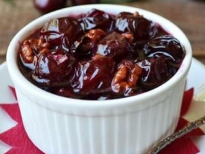 Заготовки на зиму: рецепт варення з черешні та горіхами