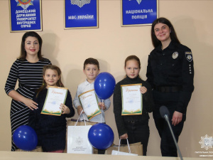 «Світло переможе темряву»: криворізькі патрульні нагородили переможців конкурсу