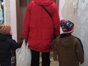 В Кривому Розі двох малолітніх дітей повернули матері на виховання