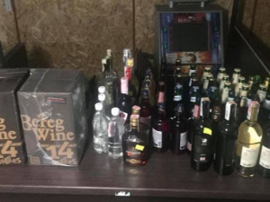 У Кривому Розі правоохоронці вилучили контрафактні цигарки та алкоголь