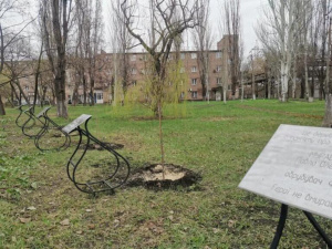 Щоб пам'ятали завтра і завжди: на честь загиблих у війні працівників ливарно-механічного заводу АМКР ремонтники висадили сакури