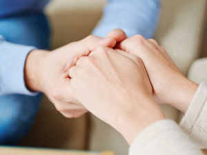 Як правильно підтримати людину в складній ситуації: що не можна говорити, порадить психолог