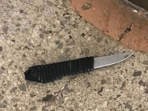 До цирку із ножем: криворізькі патрульні затримали чоловіка