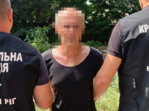 Криворізька поліція затримала чоловіка, який облаштував у своїй квартирі наркопритон