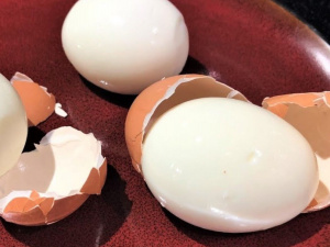 Без рваного білка: як правильно чистити варені яйця - фото з відкритих джерел