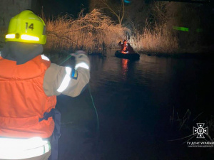 У Кривому Розі рятувальники дістали з річки потопельника: поліція встановлює особу загиблого