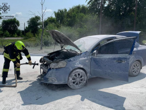 У Кривому Розі горів автомобіль біля АЗС: подробиці від  рятувальників