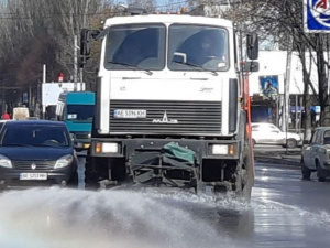 Предприятия Метинвеста совместно с городскими службами обеспечивают дезинфекцию улиц, пешеходных переходов, перекрестков и остановочных