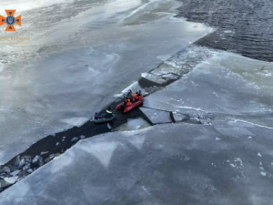На Дніпропетровщині надзвичайники врятували 41 рибалку на відірваній кризі: подробиці події