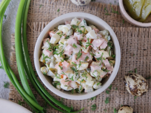 Салат Олівʼє в тарілці - фото з відкритих джерел
