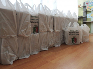 Що у продуктовому наборі: у Кривому Розі триває видача допомоги для 18 категорій містян