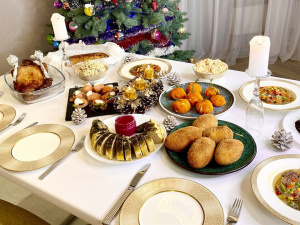 Новорічний стіл зі стравами - фото з відкритих джерел