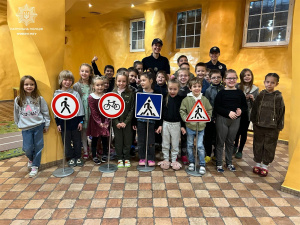 Під час повітряної тривоги криворізькі патрульні провели заняття з дітьми в укритті