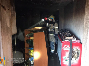 У Саксаганському районі рятувальники загасили пожежу в продуктовому магазині