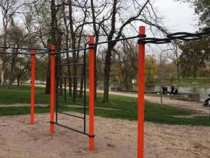 У криворізькому парку завершили реконструкцію майданчика для занять зі Street Workout
