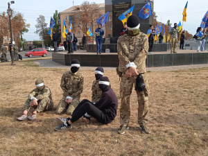 «Незламні мають бути вільними»: у Кривому Розі провели акцію на підтримку полонених захисників Маріуполя