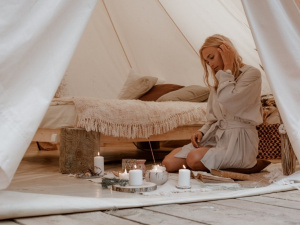 Дівчина біля ліжка, розпалені свічки, час для релаксу - фото з відкритих джерел