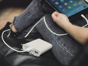 Повербанк з підключеним до планшета кабелем - фото з відкритих джерел