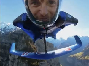 Австрійський каскадер Петер Зальцман встановив три світові рекорди за один політ на вінгсьюті з додатковим крилом