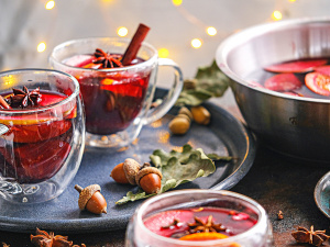 Глінтвейн зі спеціями в чашці - фото з відкритих джерел